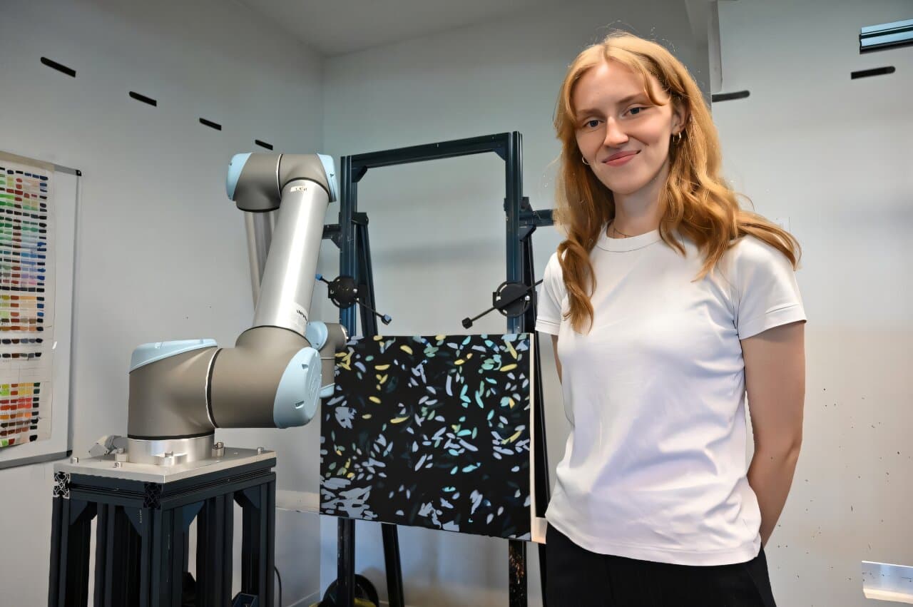Acrylic Robotics robot arm reproducing a painting